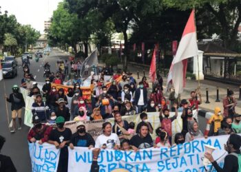 Aksi Unjuk Rasa Koalisi Rakyat Menolak Penggusuran di Balai Kota