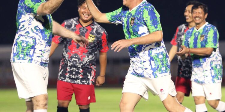 Ketum PSSI Bermain Bola Bersama Presiden FIFA Dikritisi