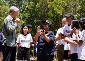 Menteri LHK Menunjukkan Aksi Nyata Indonesia Mengurangi Emisi ke Menteri Lord Goldsmith
