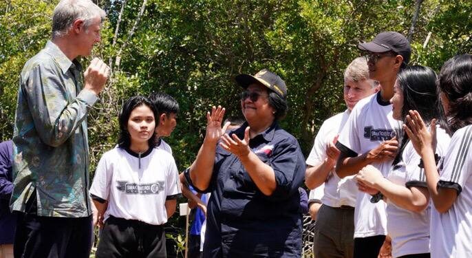 Menteri LHK Menunjukkan Aksi Nyata Indonesia Mengurangi Emisi ke Menteri Lord Goldsmith