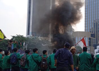 Aksi Puluhan Mahasiswa UMJ Hari ini: Tolak Kenaikan Harga BBM Subsidi