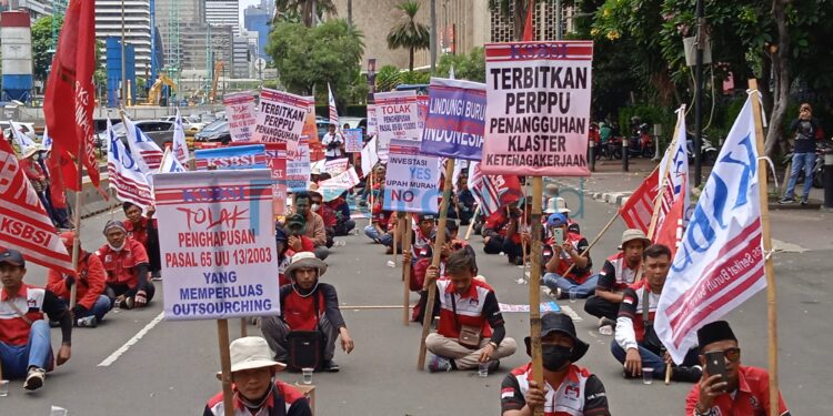Aksi Unjuk Rasa KSBSI Hari Ini: Regulasi Ketenagakerjaan dan Kenaikan BBM Menyengsarakan Buruh