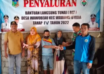 Pemdes Wawobeau Salurkan BLT ke Warga