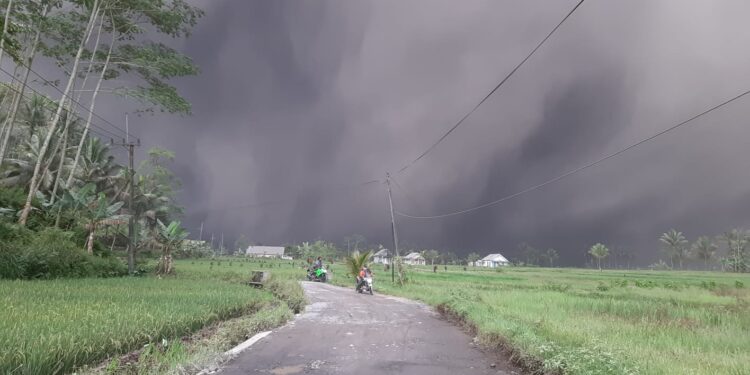Gunung Semeru Erupsi