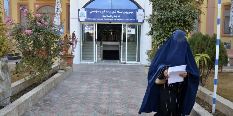 Pemerintah Afganistan Menangguhkan Akses ke Universitas bagi Perempuan