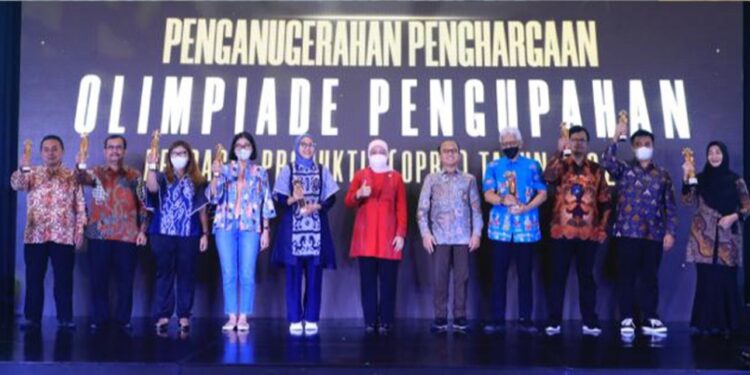 Kemnaker Beri Penghargaan kepada Perusahaan yang Terapkan Pengupahan Berbasis Produktivitas