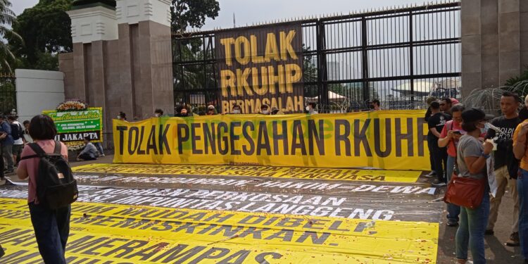 Aksi Massa di Depan Gedung DPR Menyoal RKUHP