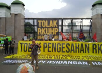 Foto: Sekjen KPBI Damar Panca Mulya, saat aksi bersama beberapa elemen buruh, mahasiswa, pemuda, aktivis HAM dan lainnya di depan Gedung DPR/MPR RI, Jakarta, Senin (5/12/2022) menyoal RKUHP