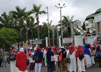 Aksi Unjuk Rasa Aliansi Emak-emak Bergerak (AEB) di Depan Gedung DPR RI