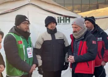 Tim Penyelamat IHH Turki Bersama WIZ dari Indonesia Mengevakuasi Korban Gempa