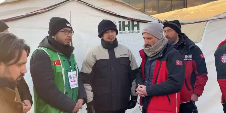 Tim Penyelamat IHH Turki Bersama WIZ dari Indonesia Mengevakuasi Korban Gempa