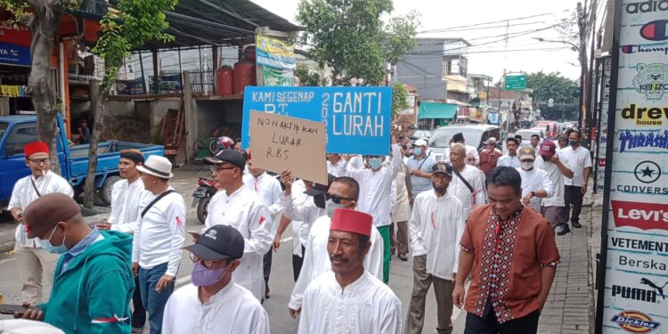 Aksi Unjuk Rasa Pengurus RT dan RW RBS di Kelurahan: Tuntut Lurah Diganti