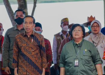 Menteri LHK Mendampingi Presiden Menyerahkan SK Perhutanan Sosial dan TORA