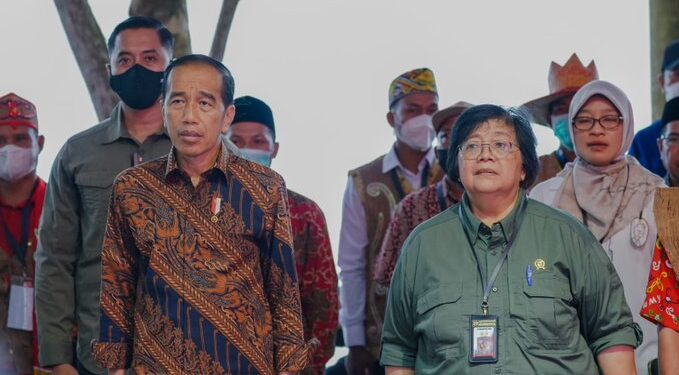 Menteri LHK Mendampingi Presiden Menyerahkan SK Perhutanan Sosial dan TORA