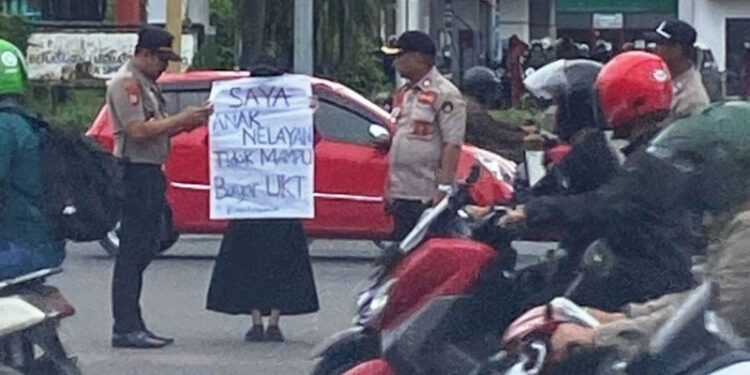 Tidak Mampu Bayar Uang Kuliah Tunggal (UKT), Mahasiswi Ini Aksi Sendirian di Jalanan