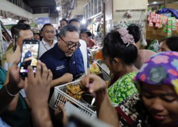 Mendag Tinjau Ketersediaan dan Harga Barang Kebutuhan Pokok di Pasar Tambahrejo