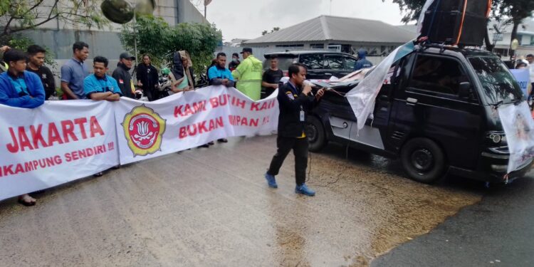 Aksi Damai GEPRINDO dan Karang Taruna di Kantor Perusahaan Otomotif