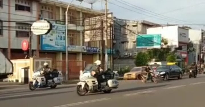 Viral Seorang Pemotor Melintas Tepat di Depan Mobil Presiden Jokowi