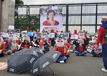 IWD 2023: Puluhan Perempuan Aksi di Depan Gedung DPR RI, Dukung PPRT