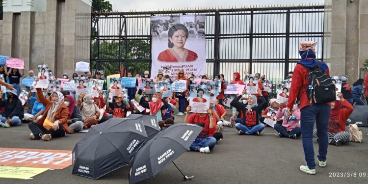 IWD 2023: Puluhan Perempuan Aksi di Depan Gedung DPR RI, Dukung PPRT