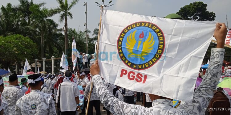 Aksi Unjuk Rasa Persatuan Guru Seluruh Indonesia (PGSI) di DPR RI