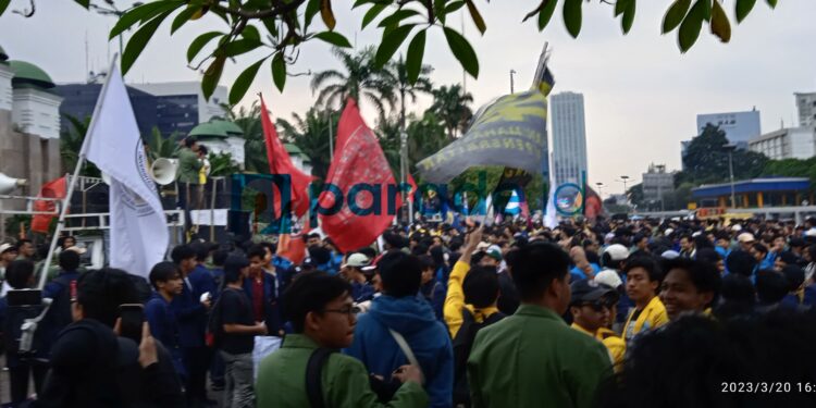 Ratusan Mahasiswa Aksi di Depan DPR, Tolak Perppu Ciptaker Jadi UU