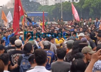Aksi Mahasiswa Tolak Perppu Menjadi UU di DPR Tutup Akses Jalan Kendaraan