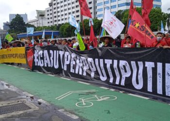 Potret Puluhan Orator Menyampaikan Aspirasi Tolak Perppu Ciptaker di Depan Gedung DPR