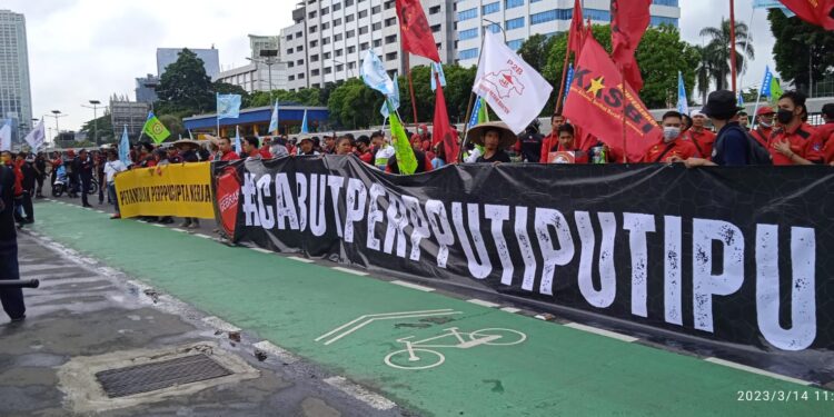 Potret Puluhan Orator Menyampaikan Aspirasi Tolak Perppu Ciptaker di Depan Gedung DPR