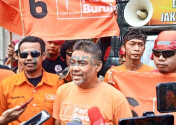 Aksi Massa Partai Buruh Tolak UU Nomor 6 Cipta Kerja di DPR