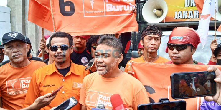 Aksi Massa Partai Buruh Tolak UU Nomor 6 Cipta Kerja di DPR