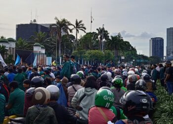 Aksi Ratusan Mahasiswa Tolak Ciptaker di DPR, Berlangsung Siang hingga Malam Hari