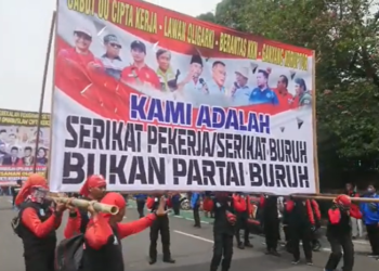 “Kami adalah Serikat Pekerja/Serikat Buruh, Bukan Partai Buruh”, Bunyi Baliho Aksi May Day 2023 di DPR