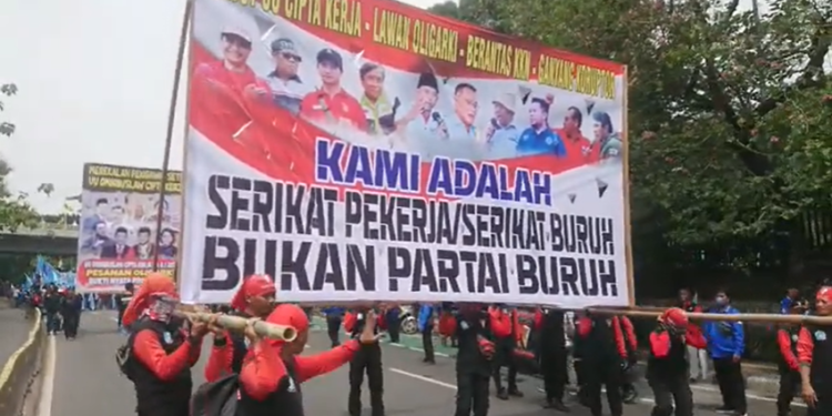 “Kami adalah Serikat Pekerja/Serikat Buruh, Bukan Partai Buruh”, Bunyi Baliho Aksi May Day 2023 di DPR