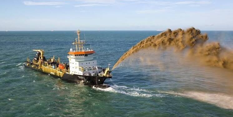 Jokowi Izinkan Kembali Ekspor Pasir Laut, Percepat Tenggelamnya Pulau Kecil Indonesia