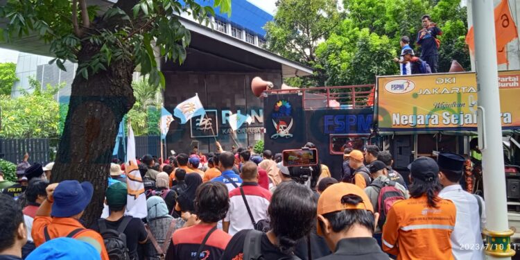 Aksi FSPMI di Kantor Pusat PLN Diikuti Ratusan Orang dari Berbagai Daerah
