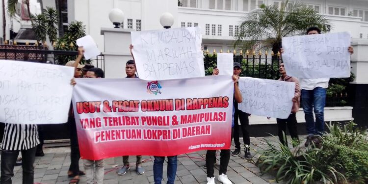 Aksi Mas Pamer Pungli di BAPPENAS terkait Dugaan Manipulasi Lokpri