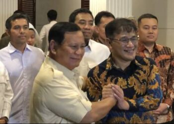 Pengamat Politik Hendri Satrio Tersenyum Mengamati Pergerakan Budiman yang Menyambangi Prabowo