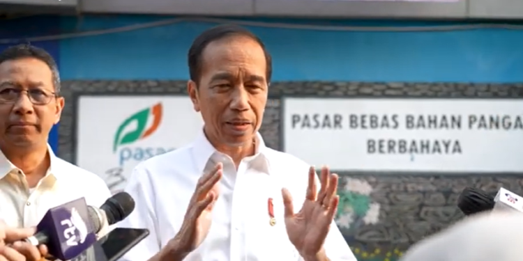 Jokowi di Pasar Jatinegara Cek Harga Beras, Juga Harga Bawang