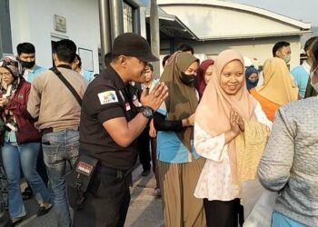Caleg Partai Buruh ‘Sapa Pemilih’ di Pabrik Wilayahnya Masing-masing