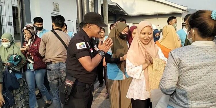 Caleg Partai Buruh ‘Sapa Pemilih’ di Pabrik Wilayahnya Masing-masing