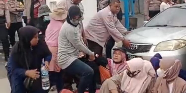 Buruh Wanita FKUI Ditarik Oknum Kuasa Hukum Perusahaan saat Aksi Unjuk Rasa