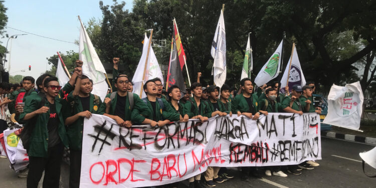 Ribuan Mahasiswa BEM SI Unjuk Rasa Sembilan Tahun Pemerintahan Jokowi