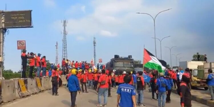 Buruh Tangerang Raya Blokade Gerbang Tol karena Merasa Dibohongi oleh Pjs Bupati