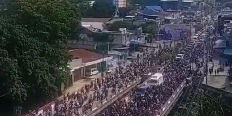 Ribuan Orang Antar Lukas Enembe ke Peristirahatan Terakhir, Sempat Ricuh saat Iring-iringan