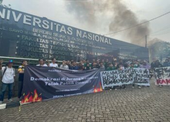 Alumni dan Mahasiswa Unas Unjuk Rasa di Depan Kampus Bawa Isu Pemakzulan