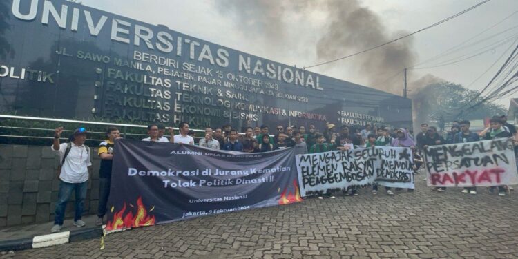 Alumni dan Mahasiswa Unas Unjuk Rasa di Depan Kampus Bawa Isu Pemakzulan