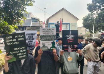 Aksi Massa Depan Kejagung Tuntut Mantan Bupati dan Mantan Gubernur Babel Ditangkap atas Dugaan Kasus Korupsi