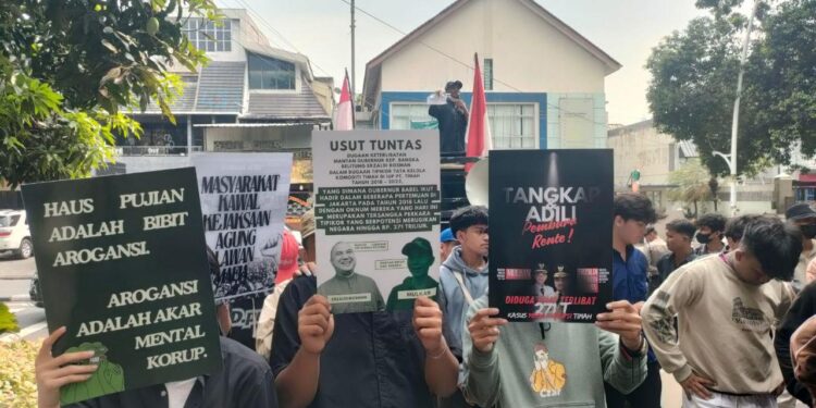 Aksi Massa Depan Kejagung Tuntut Mantan Bupati dan Mantan Gubernur Babel Ditangkap atas Dugaan Kasus Korupsi