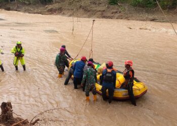 Evakuasi Warga Desa Kadundung dan Saronda oleh TNI AL dan Tim SAR